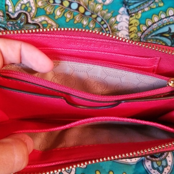 Michael Kors bright pink wallet - Picture 4 of 7